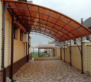 Проектирование, производство, монтаж навеса с полуарочной крышей в Уфе от компании "АктивСтрой"