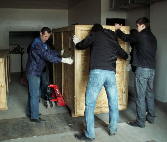 Грузчики в Санкт-Петербурге: погрузка на складе, переезд квартиры, вывоз мебели