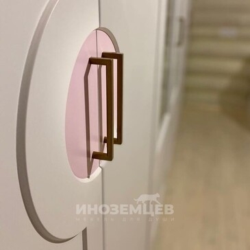 Эргономичный письменный стол для школьницы в белом цвете