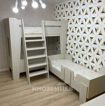 Детская двухъярусная кровать со шкафом и выдвижным местом