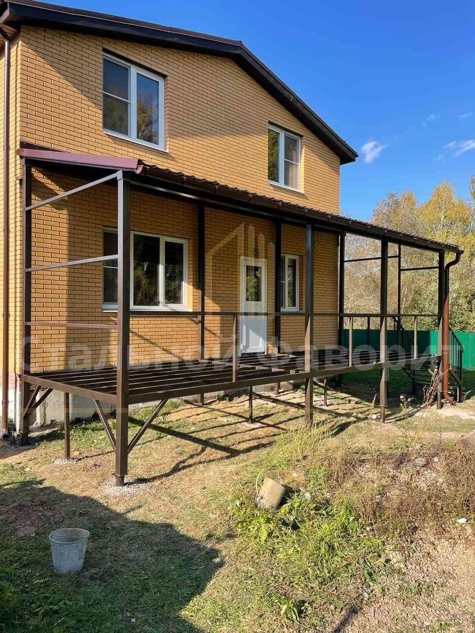Примыкающий к дому навес с крыльцом