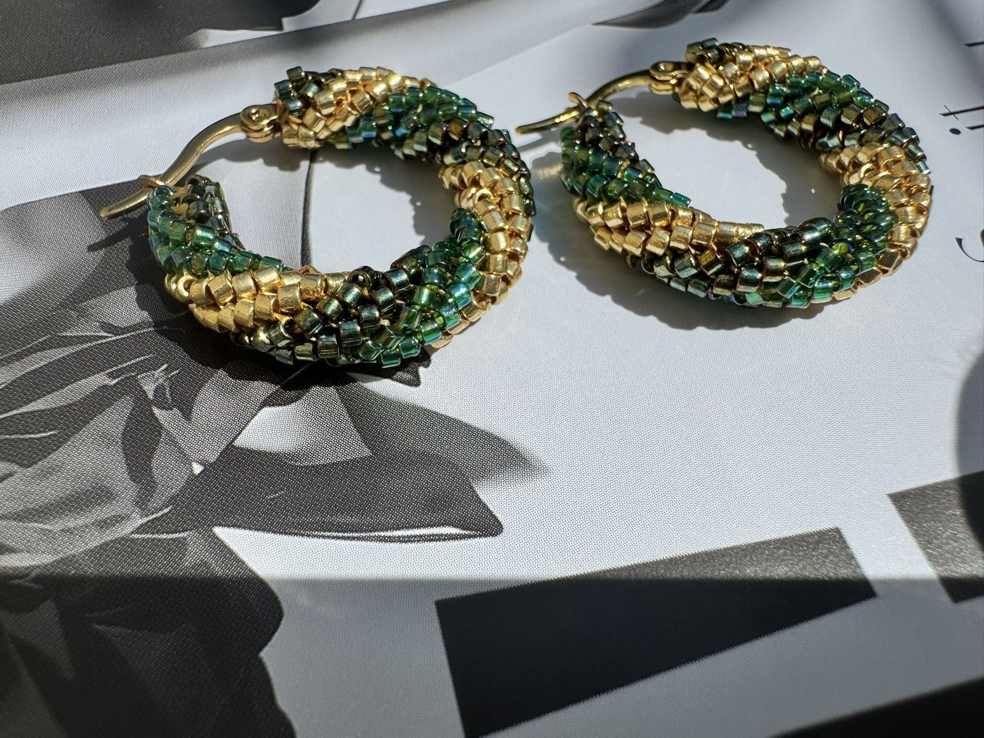 Авторские серьги из японского бисера, выполненные вручную в минималистичном стиле