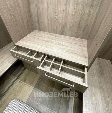 Крупный план выдвижных ящиков с секционными органайзерами в гардеробной
