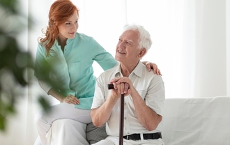 Логопед занимается с пациентом