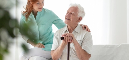 Логопед занимается с пациентом