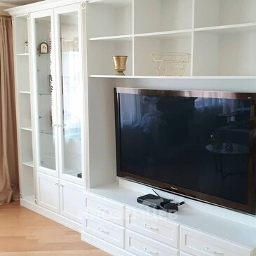 Современная ТВ-зона с тумбой и открытыми полками в классическом стиле