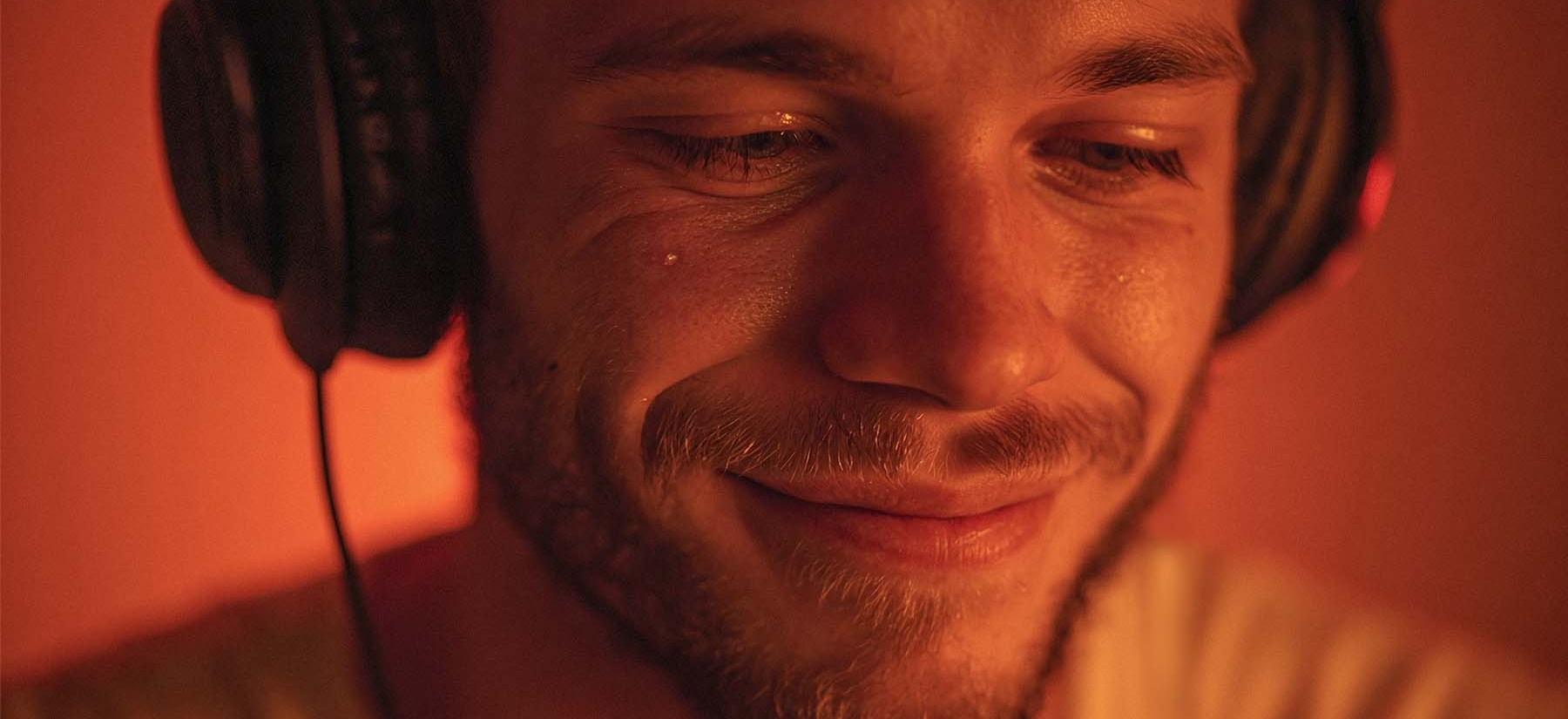 Муж улыбается сквозь слезы счастья, узнавая свою личную историю в тексте подаренной песни