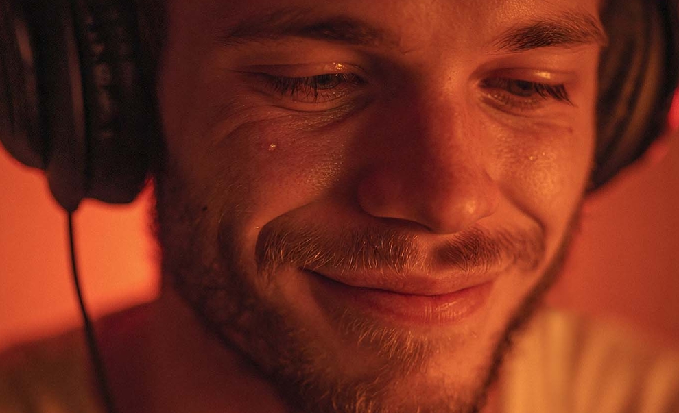 Муж улыбается сквозь слезы счастья, узнавая свою личную историю в тексте подаренной песни