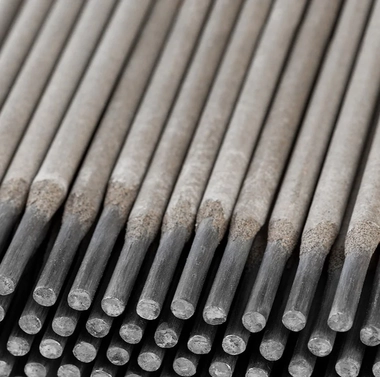 Электроды сварочные Аркус ЛЮКС МР-3 2,5мм 1кг вакуум пачка с электродами рядом