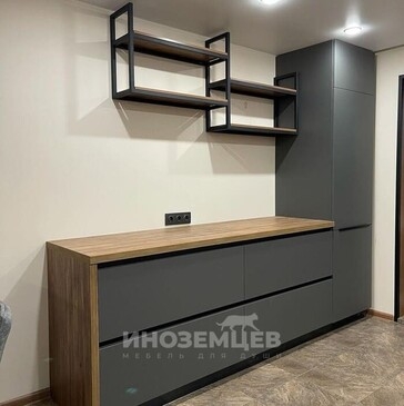 Прямая кухня серого цвета с открытыми полками в стиле лофт