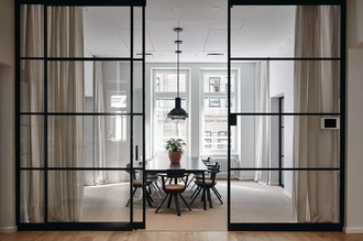 Пример стеклянной лофт двери в интерьере