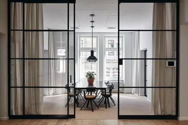 Пример стеклянной лофт двери в интерьере