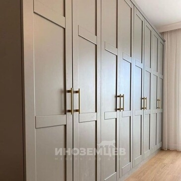 Светло-серый распашной шкаф в спальню с золотыми ручками