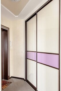 Встроенный шкаф купе двери кремовые с двумя лиловыми вставками