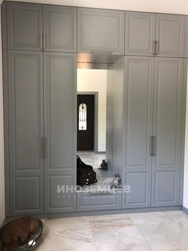 Серый шкаф с зеркалом в прихожую