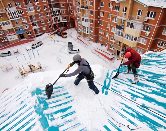 Очистка кровли от снега и наледи