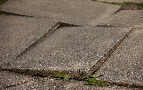 Почему тротуарная плитка проваливается через год