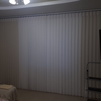 Рулонные шторы на лоджии, балконе в кассете с направляющими