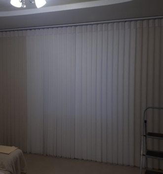 Рулонные шторы на лоджии, балконе в кассете с направляющими