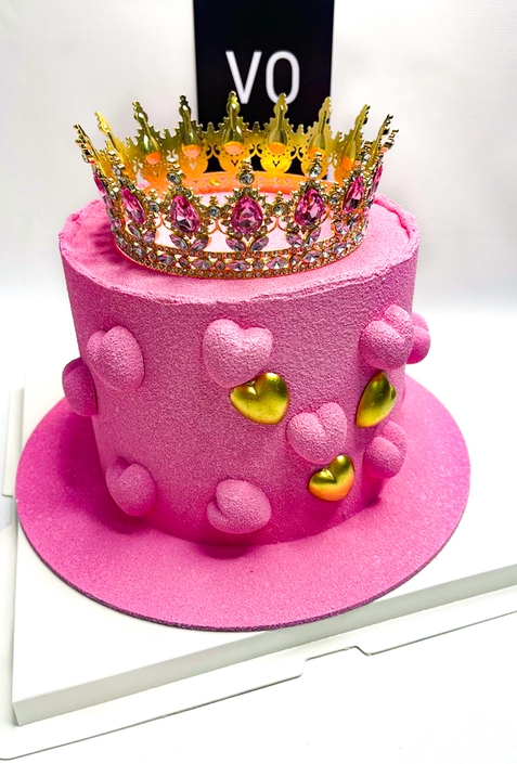 ярко розовый трендовый торт с короной и сердцами