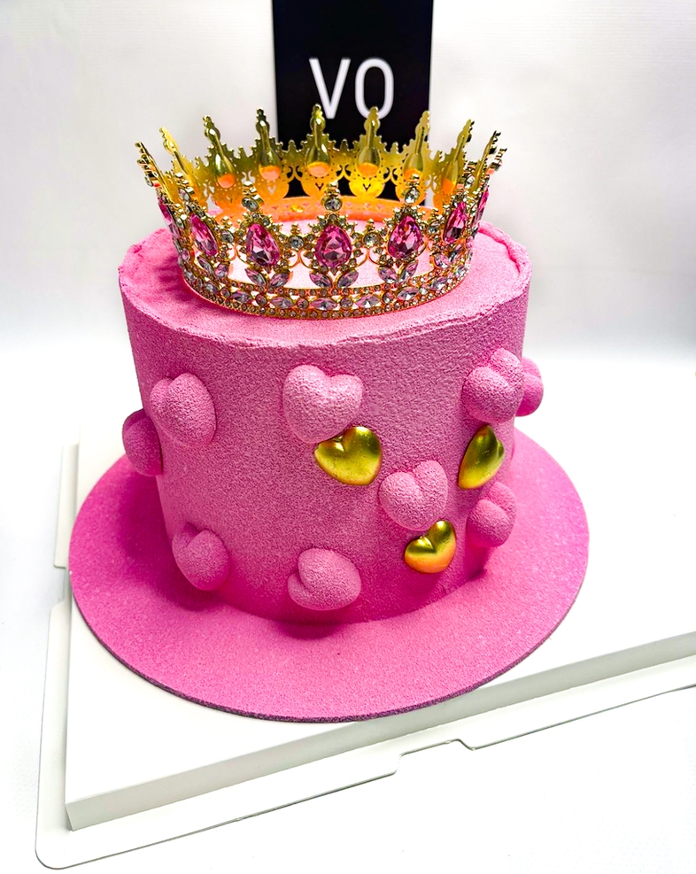 ярко розовый трендовый торт с короной и сердцами