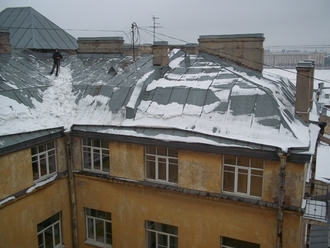 Начало очистки снега с кровли