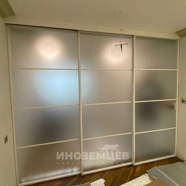 раздвижная перегородка для зонирования комнаты