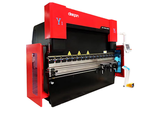 Гидравлический листогибочный пресс MT 15 50/1600 на белом фоне. Гибочный станок для металла.