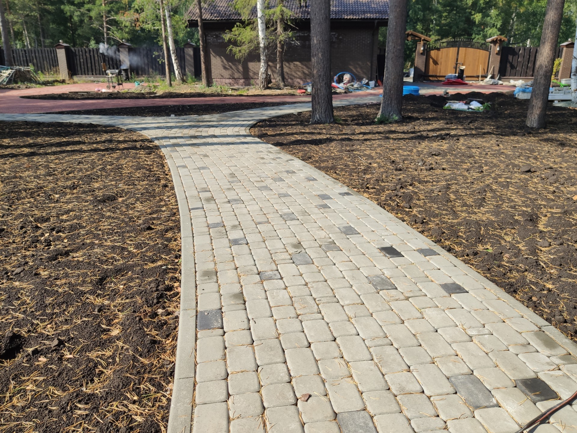 Готовое щебёночное основание с бордюрами осенью — плитка будет уложена весной