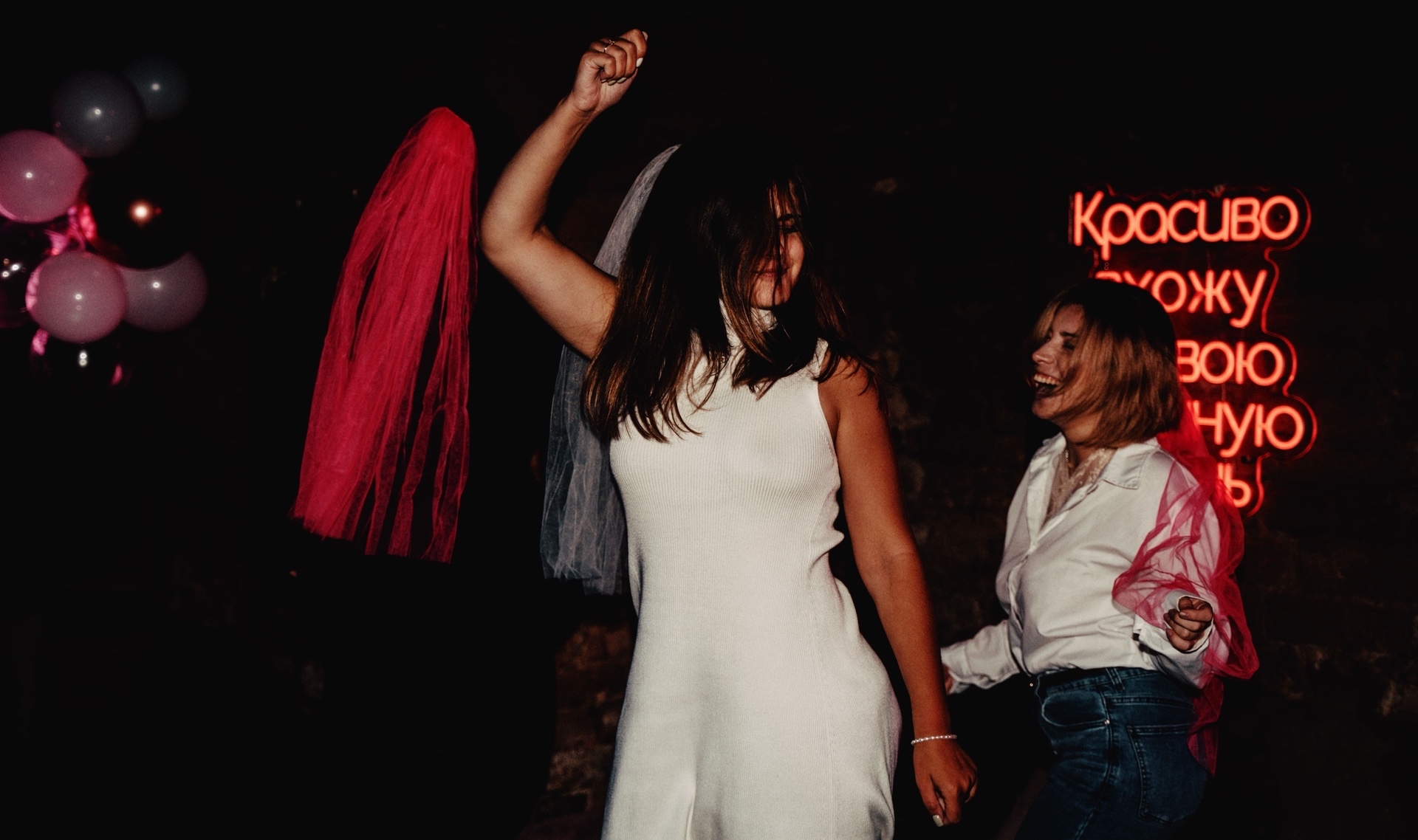 Девушки танцуют на девичнике, стильная современная вечеринка перед свадьбой