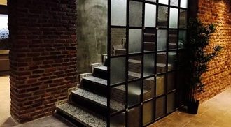 Интерьерная лофт перегородка в квартире