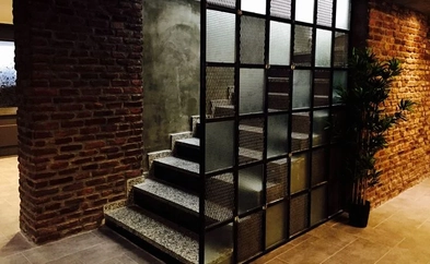 Интерьерная лофт перегородка в квартире