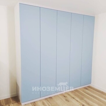 Пятидверный шкаф с голубыми фасадами и белым корпусом для детской комнаты мальчика