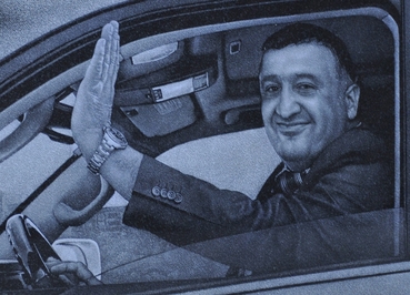 Портрет с машиной на памятнике
