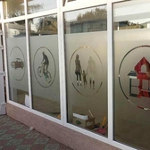 📱 068791643 Decorare publicitară a vitrinelor în Moldova. Publicitate pe vitrine și feronerie de magazin, cafenele, restaurante, buticuri, farmacii, saloane la comandă în Moldova. Comandă, află prețul Tiraspol, Chișinău, Bender, Bălți, Noi Anenii, Comrat, Orhei, Ungheni.