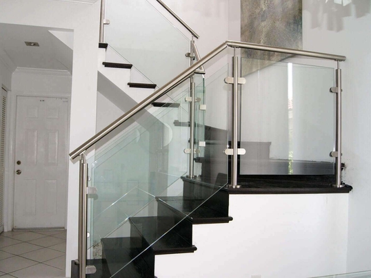 Стеклянные лестничные ограждения