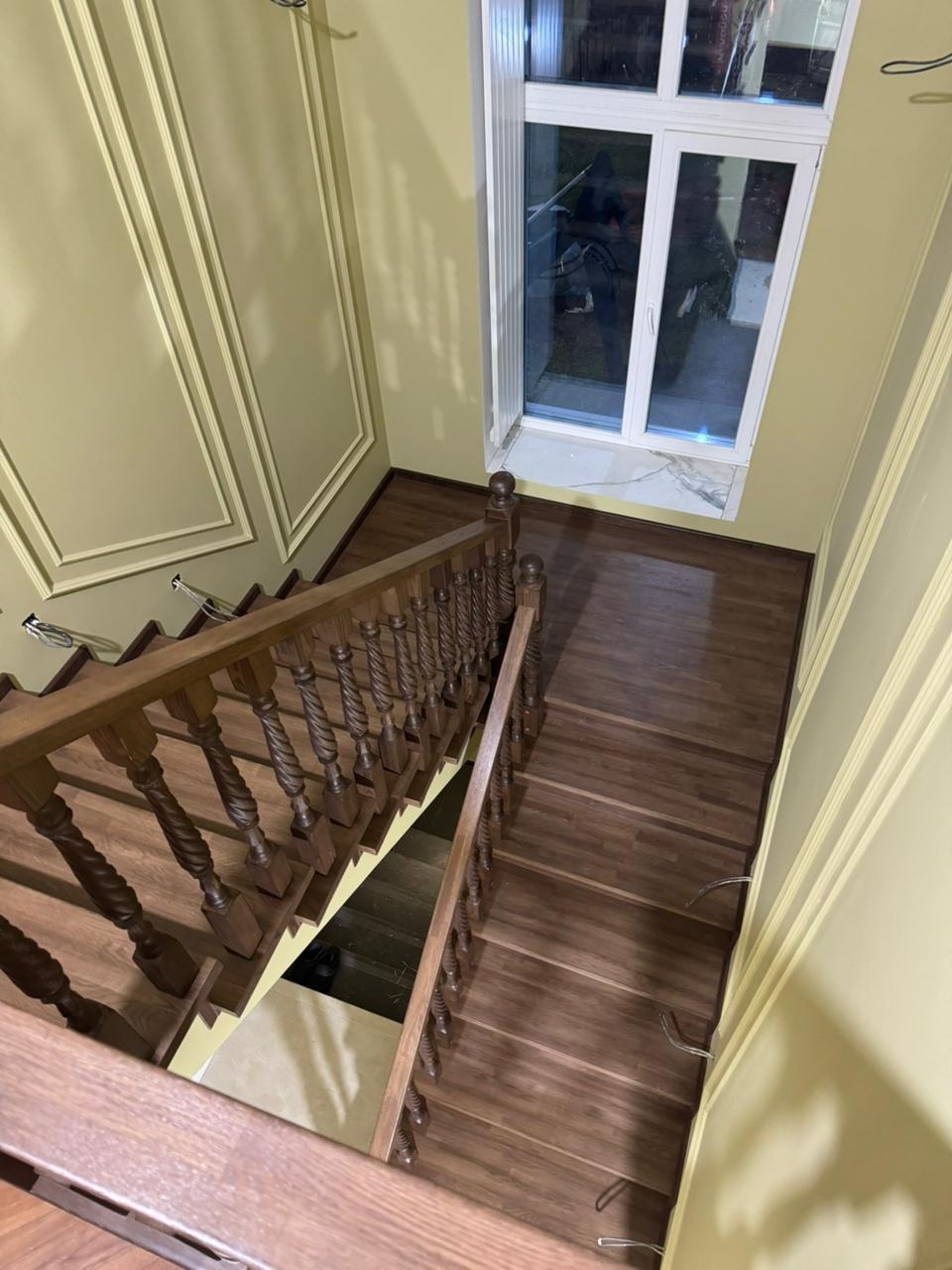 Изготовление и монтаж поворотной лестницы на второй этаж из дерева в Уфе, Уфимском районе 