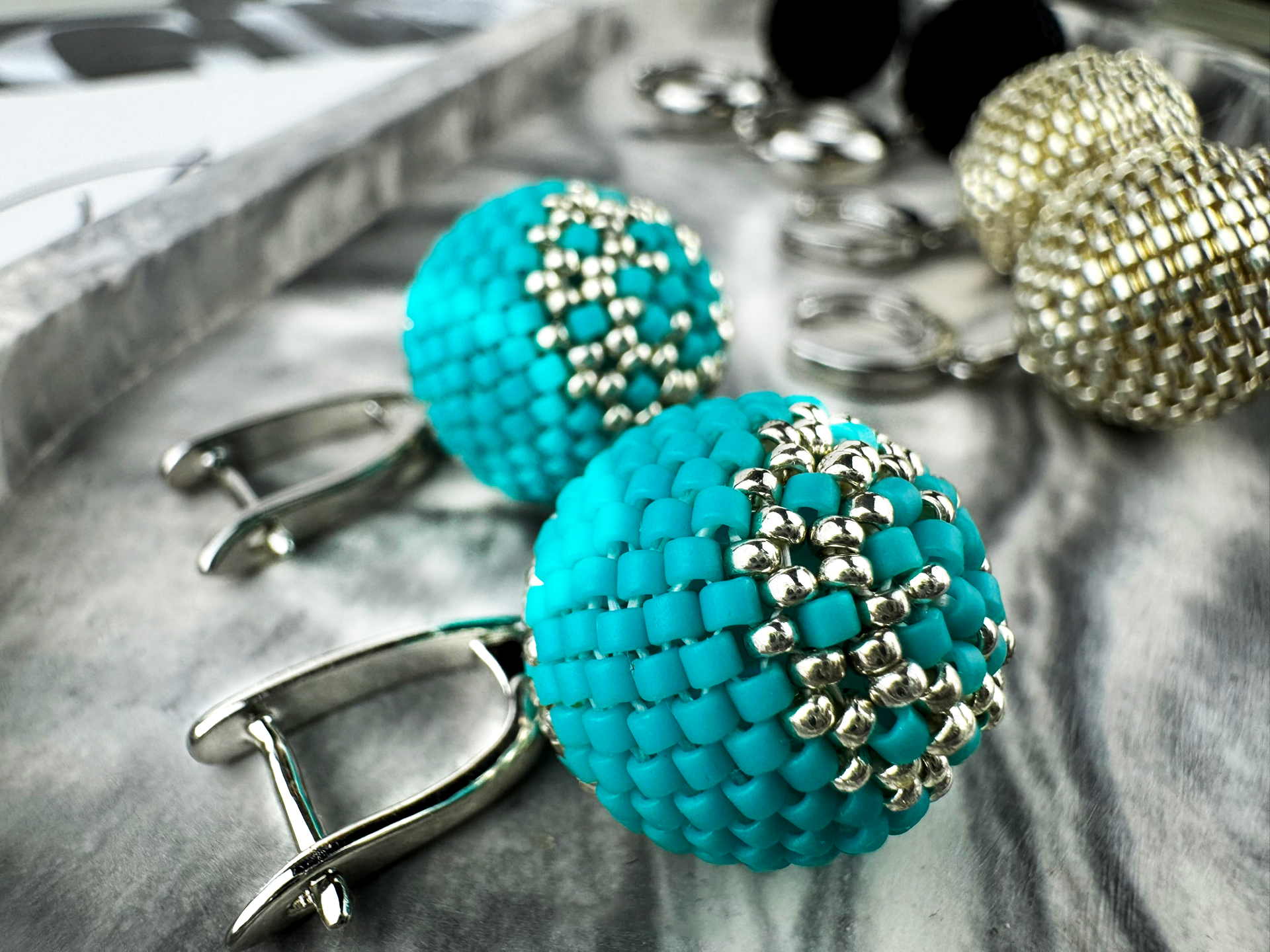 Комплект украшений из бисера: колье, браслет и серьги ручной работы