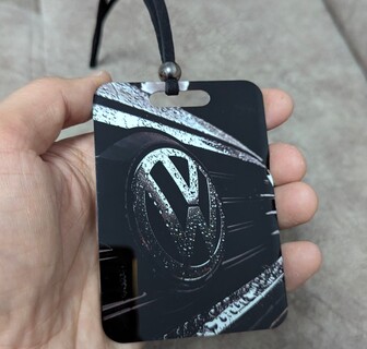 Фото машины на металле