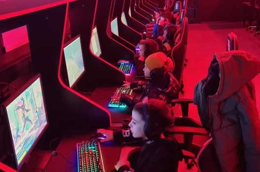 Дети на киберспортивной тренировке в клубе Top Gaming 