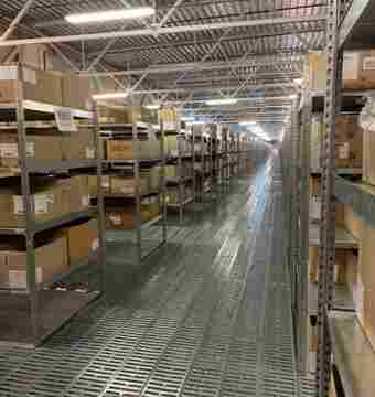 Склад магазина на базе полочного мезонина