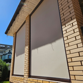 Рулонные шторы мини на лоджии, балконе блэк аут