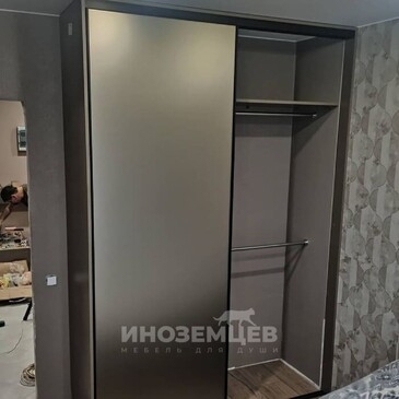 Внутреннее устройство шкафа-купе с полками и выдвижными ящиками