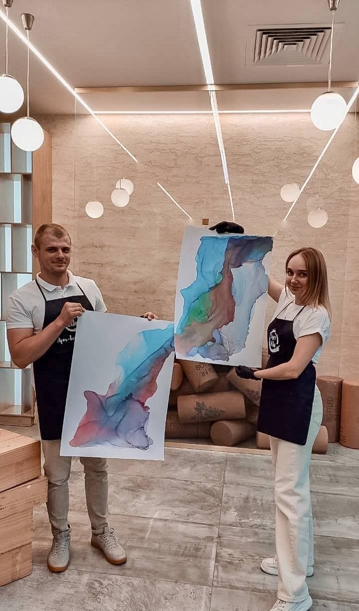 Пара показывает готовые работы на арт-свидании в Белгороде