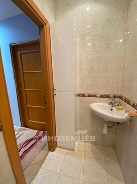 Напольный шкаф в ванную открытый: полки, ящики и корзина для белья