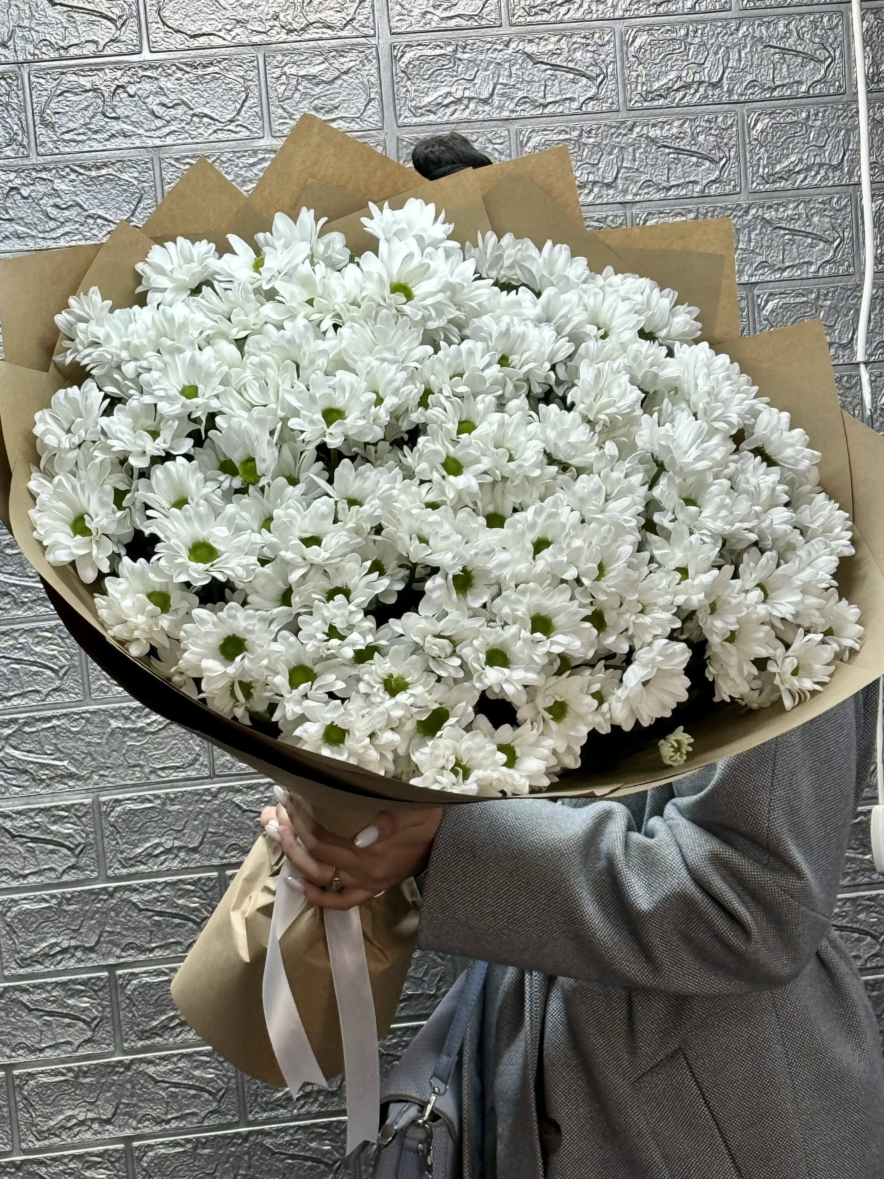 Букет из белых хризантем