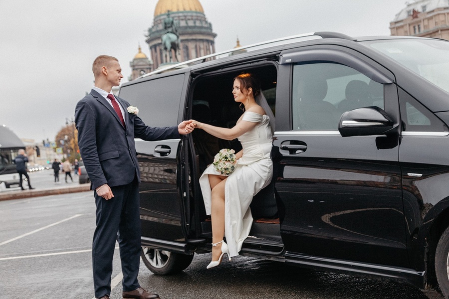 Молодожены и машина Mercedes