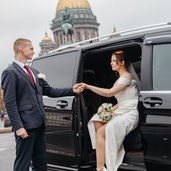 Молодожены у Мерседеса