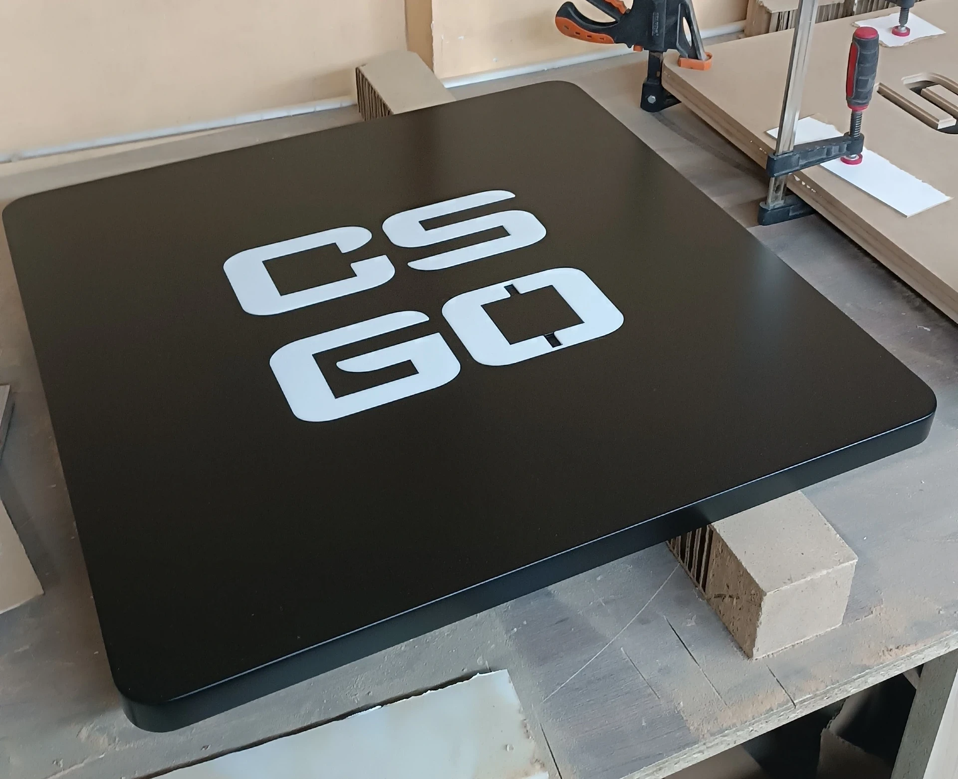 Готовая черная мебельная деталь с выфрезерованным логотипом CS GO на производстве в Могилеве
