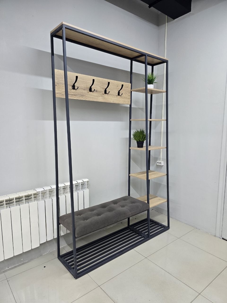 Прихожая на чёрном металлическом каркасе с крючками, мягкой скамьёй, обувницей и боковыми полками